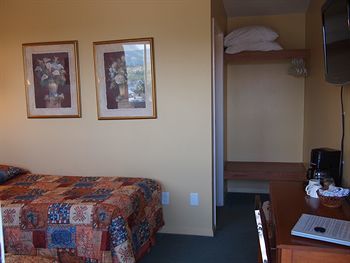 West Coast On The Harbour Motel